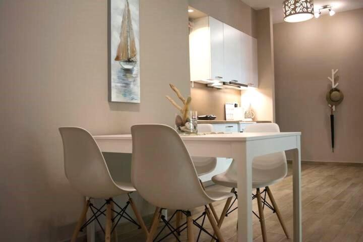 Chic And Minimal Apartment Close To Thissio Metro Athen Eksteriør bilde